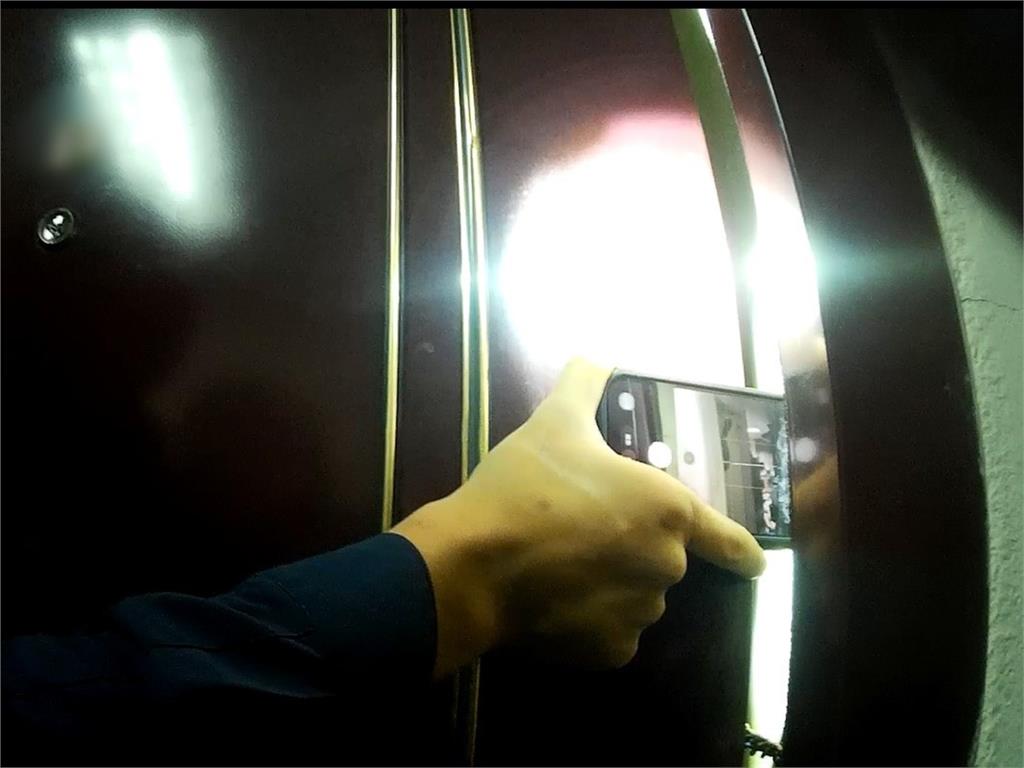 7旬獨居翁疑中風"倒臥房內"傳惡臭 警破門救回一命