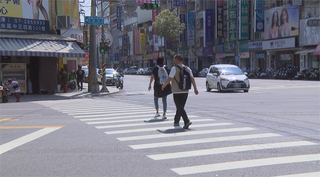 行人帝王再現?無視救護車鳴笛 肉身擋車回頭嗆聲比「不雅手勢」