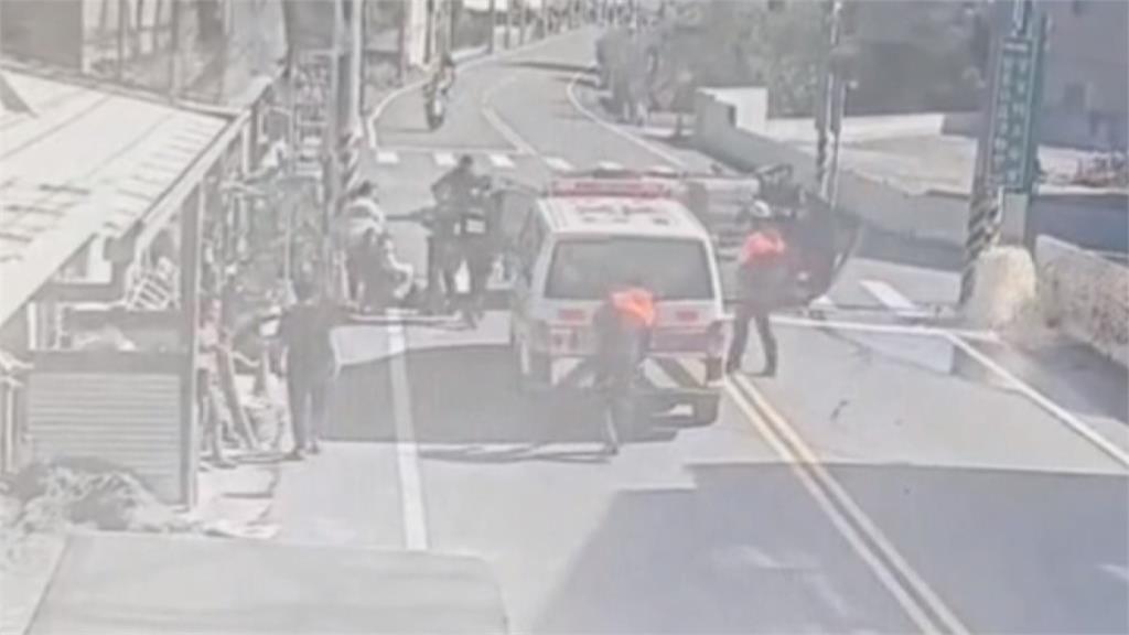 砰!彰化婦人疑恍神衝撞側翻 消防栓被撞斷水柱狂噴一片混亂