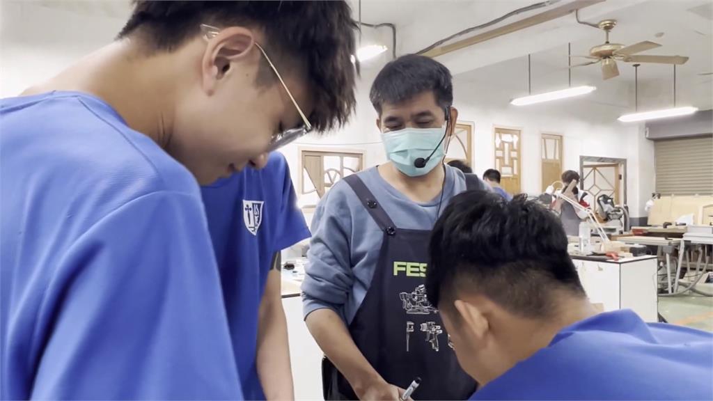 為照顧母親返母校任教 木工師用愛教導學生