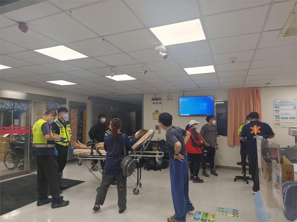 快新聞／南投巴士衝出邊坡翻車釀16傷　搶救畫面曝光