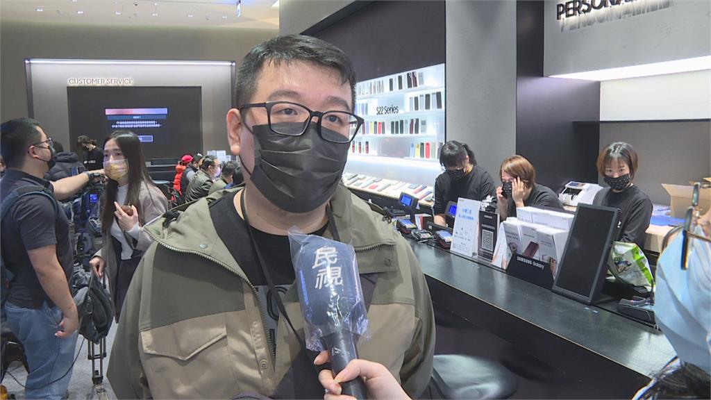 就是要新款旗艦機! 民眾4天前就來排隊