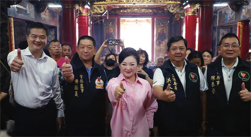 白沙屯媽祖驚見「絕頂正妹」秀出粉色水蜜桃!本尊竟是白冰冰…震撼畫面全網看跪