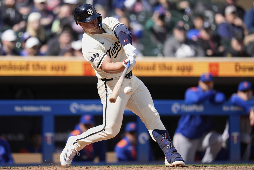 MLB(影)/大都會客場戰雙城 發生一壘審遭強襲球擊中頭倒地意外