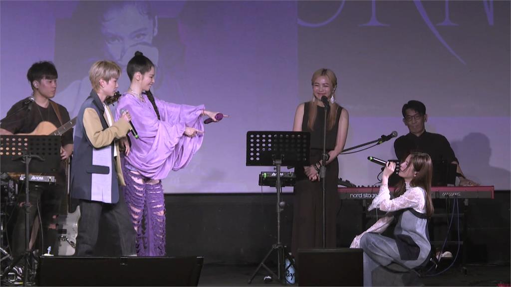 畢書盡驚喜現身演唱會秀Rap 徐若瑄嚇喊:你怎麼會來?