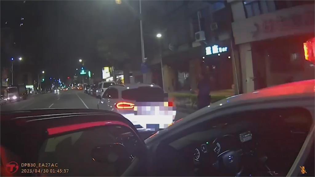 違規遭盤查 駕駛假意配合拖時間 乘客突拔腿落跑竟是「詐欺通緝犯」