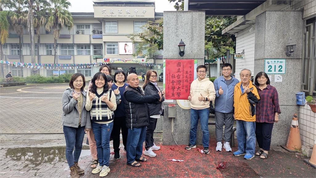 快新聞/六龜高中生「父母雙亡」考上台大遭酸窮人撿角 陳其邁心疼發聲:你很棒!
