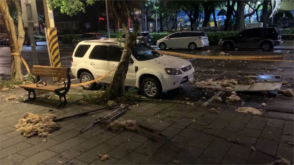 狂風掃雙北！南港大樓外牆鐵片剝落　板橋頂加鐵皮屋飛落砸中百萬名車
