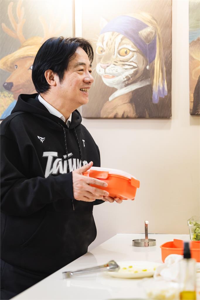 快新聞/斑斑、Murphy超幸福 賴清德親製「寵物年菜」陪毛孩迎新年