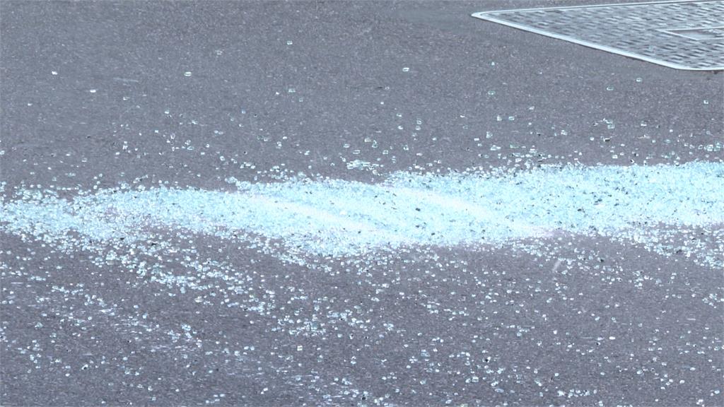 公車撞公車!私下和解沒報警 滿地碎玻璃「散滿車道」