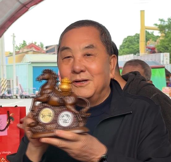 紫南宮"馬上發財"錢母夯 元旦發放人龍綿延10公里