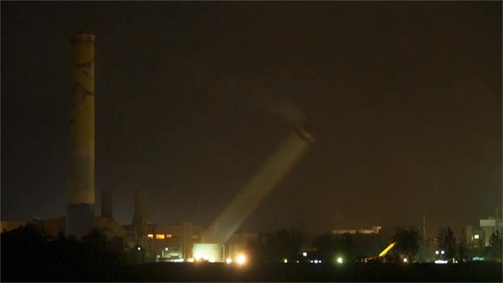 震撼！颱風來臨前夕　通霄電廠120公尺高煙囪「轟然放倒」