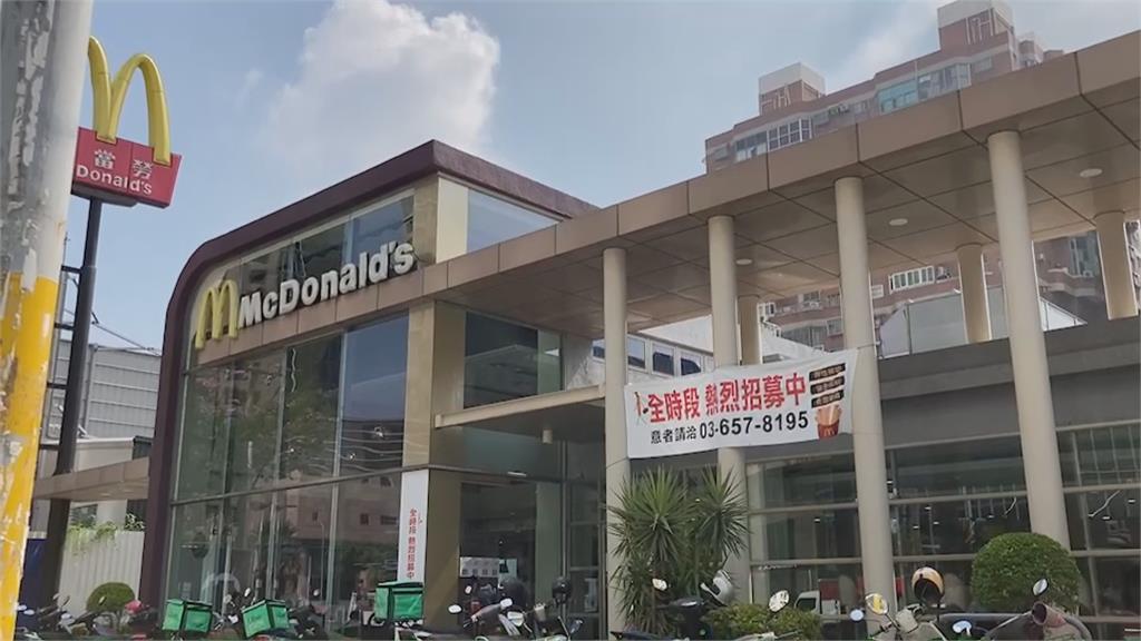 新竹速食店前爆全武行 竟是有女踢到外送員引衝突