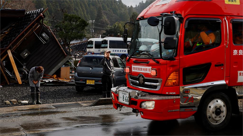 日本7.6強震「災民暖舉」藏洋蔥！老夫妻對消防車「彎腰鞠躬」致敬