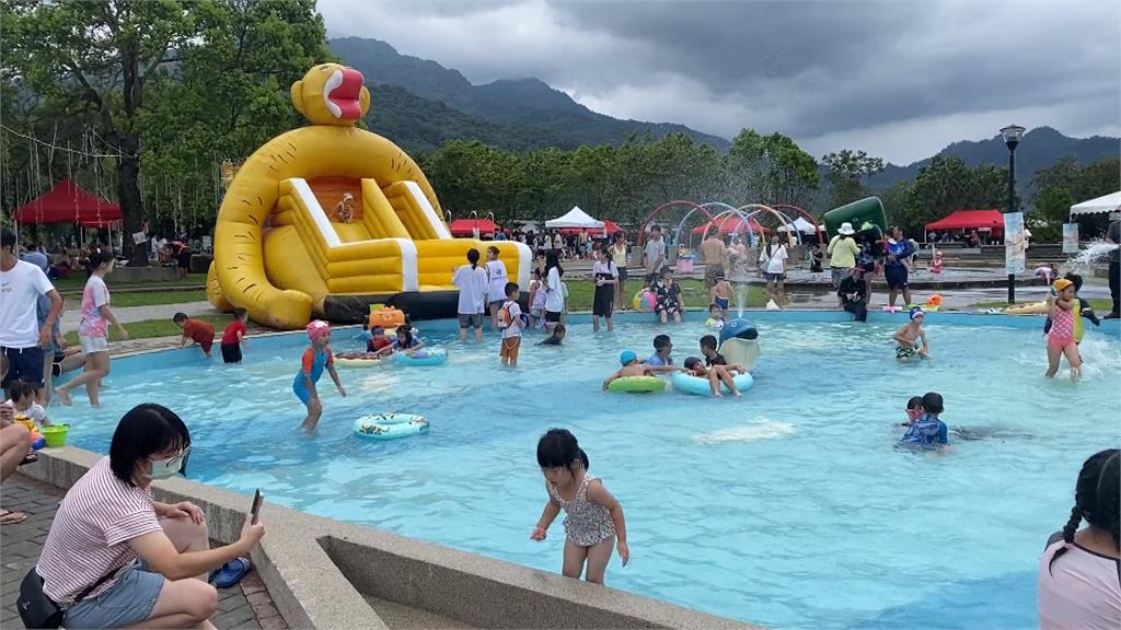 山上體感溫度直降5度 遊客衝南投溪頭 踏青消暑