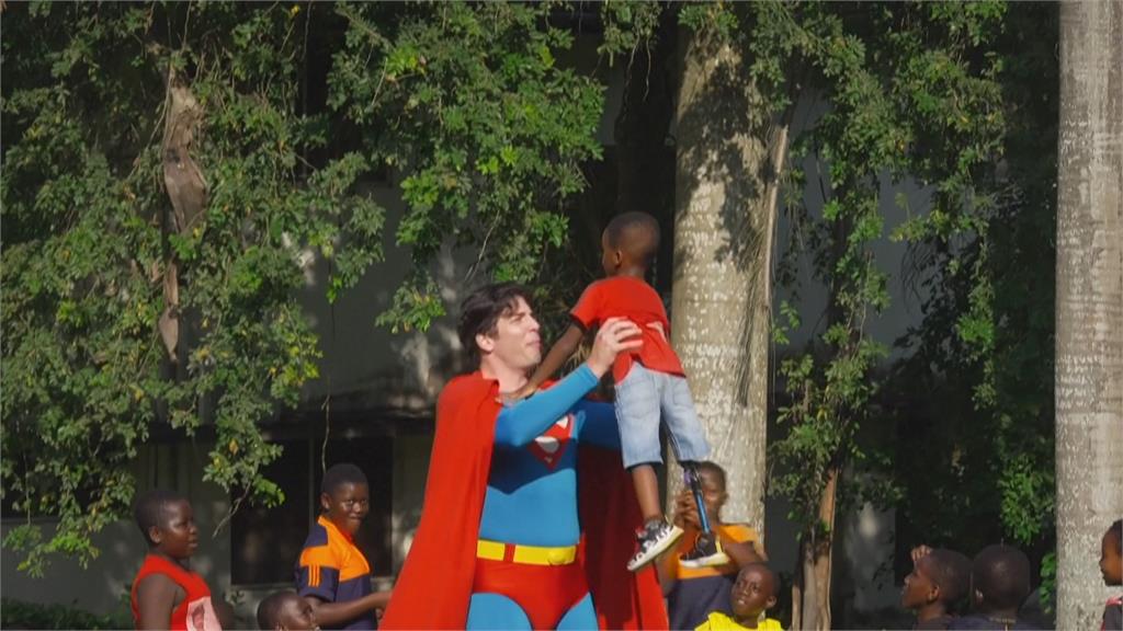 巴西律師化身「超人」　跨海到非洲探望罹癌病童