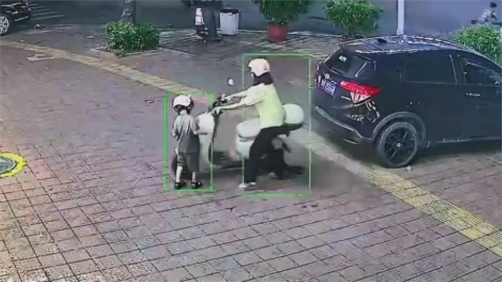 中國媽載兒1分內摔車3次 網批:這技術還是坐公車