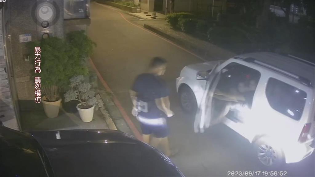 火爆!不滿被騎士按喇叭 駕駛抱小孩持槍下車恐嚇