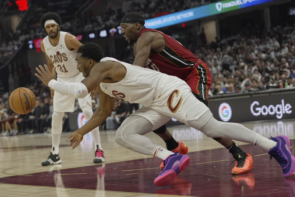 NBA(影)/騎士後衛雙星聯手攻下57分!板凳暴徒第4節爆發 騎士第一戰大勝熱火