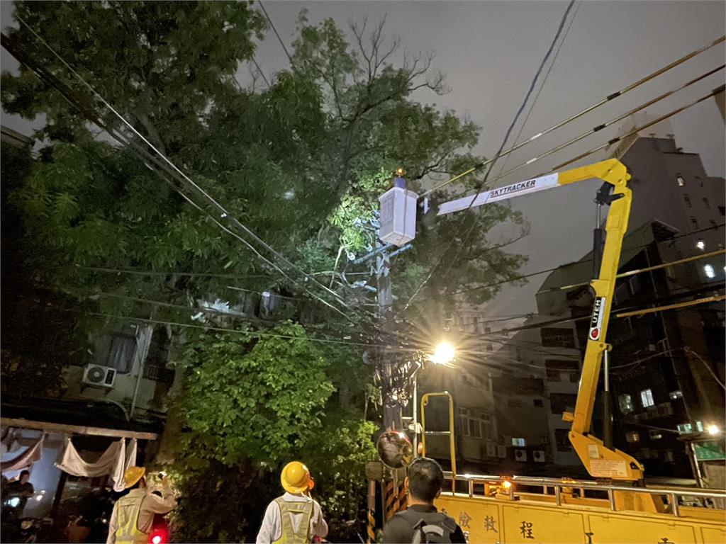 快新聞/新北板橋傍晚驚傳停電事故! 台電全力搶修中