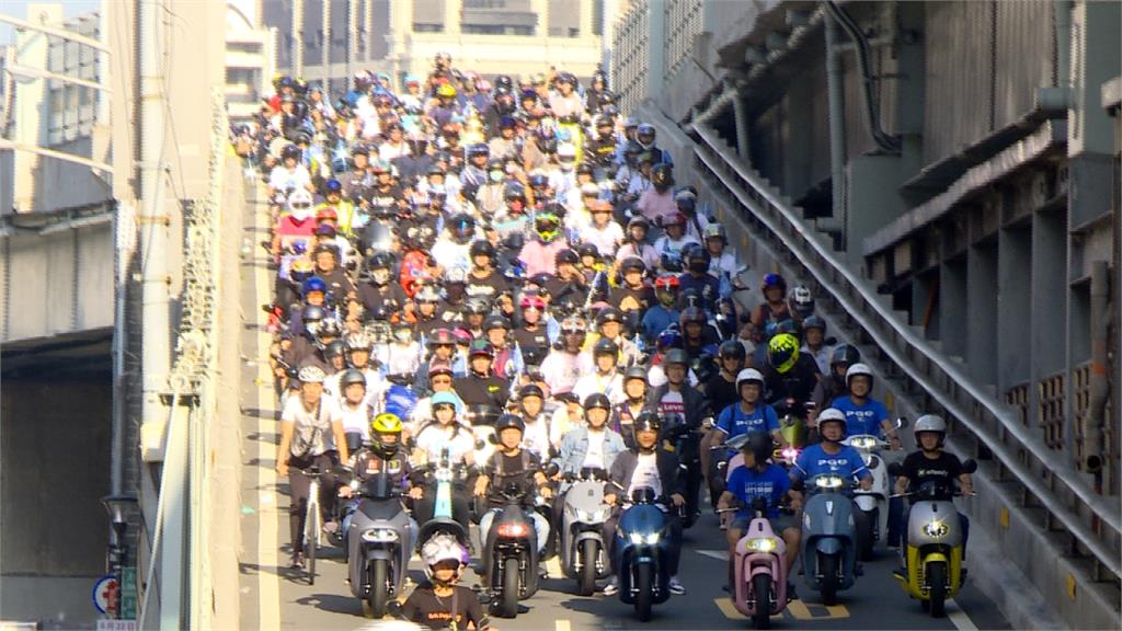 台北橋機車道又塞爛！他「一枝獨秀」上汽車道狂奔…網羨慕：這才是路權