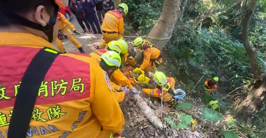 初一出動救援！　台中男山區迴轉「油門當剎車」墜谷