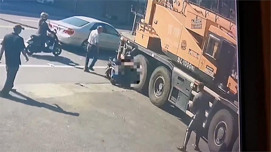 驚悚車禍！高雄１８歲騎士衝撞「違規左轉」吊車 //緊急送醫仍回天乏術