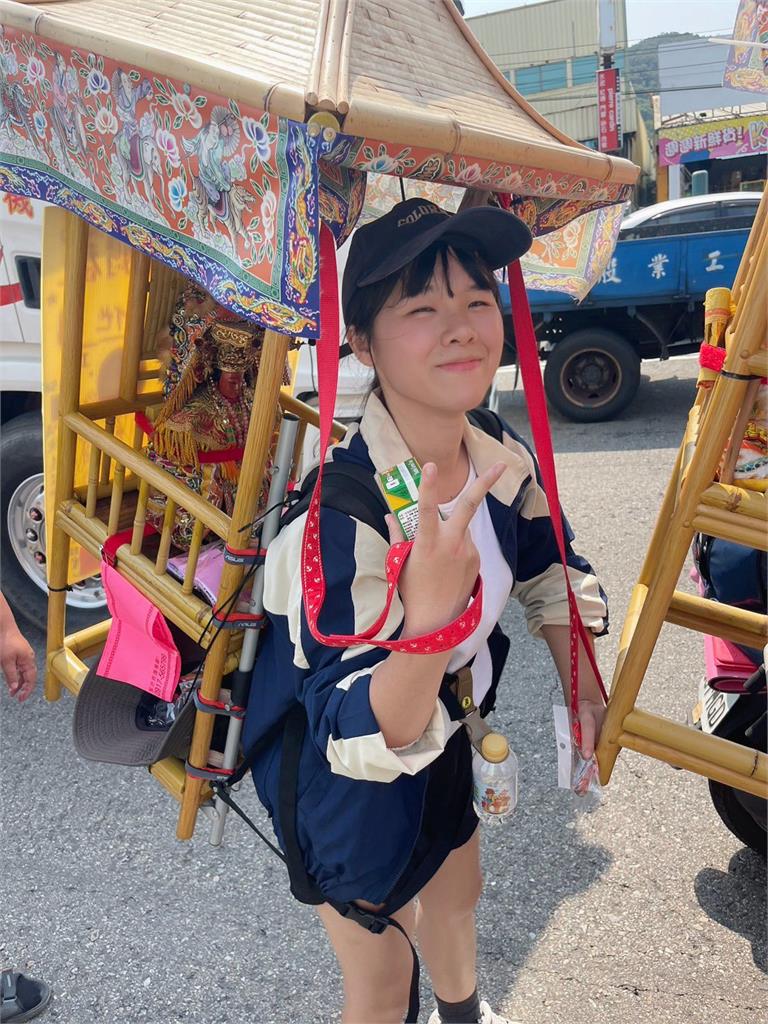 正妹去年求媽祖「幫脫單」成真了！今年扛10kg神像「帶男友還願」毅力震驚網