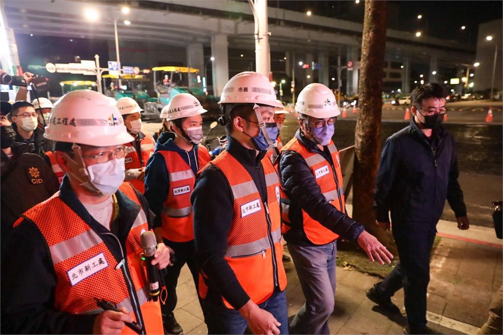 快新聞／深夜學堂！　蔣萬安偕李四川凌晨視察道路施工