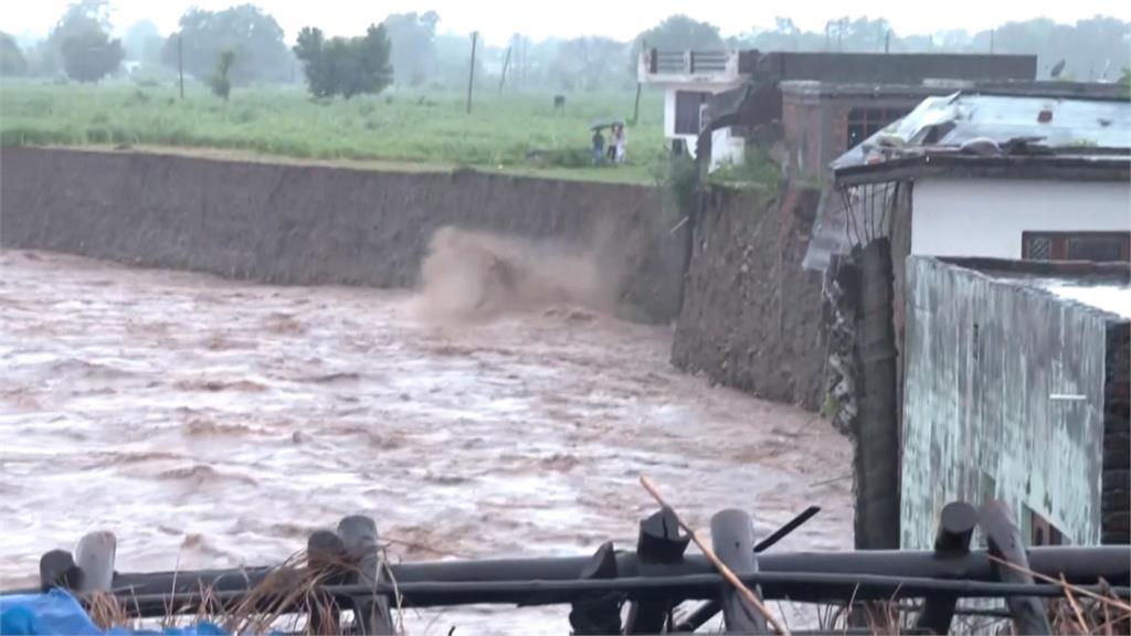 喀什米爾暴雨洪水氾濫！橋梁岌岌可危　居民往高處撤離