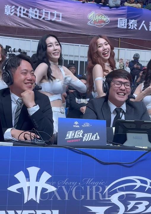 LuxyGirls上演「包圍主播台」!放送「火辣電臀」環繞球評心態崩了:是天堂吧