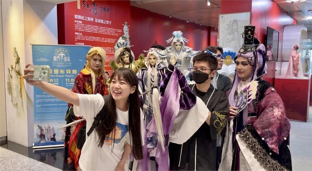 國門化身武俠舞台 「霹靂群英耀桃機」展現臺灣偶戲魅力 素還真攜手人氣角色現身  