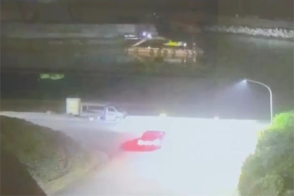 有片／60歲老婦人夜衝金山！不熟路況竟「直墜漁港溺斃」落海畫面曝光