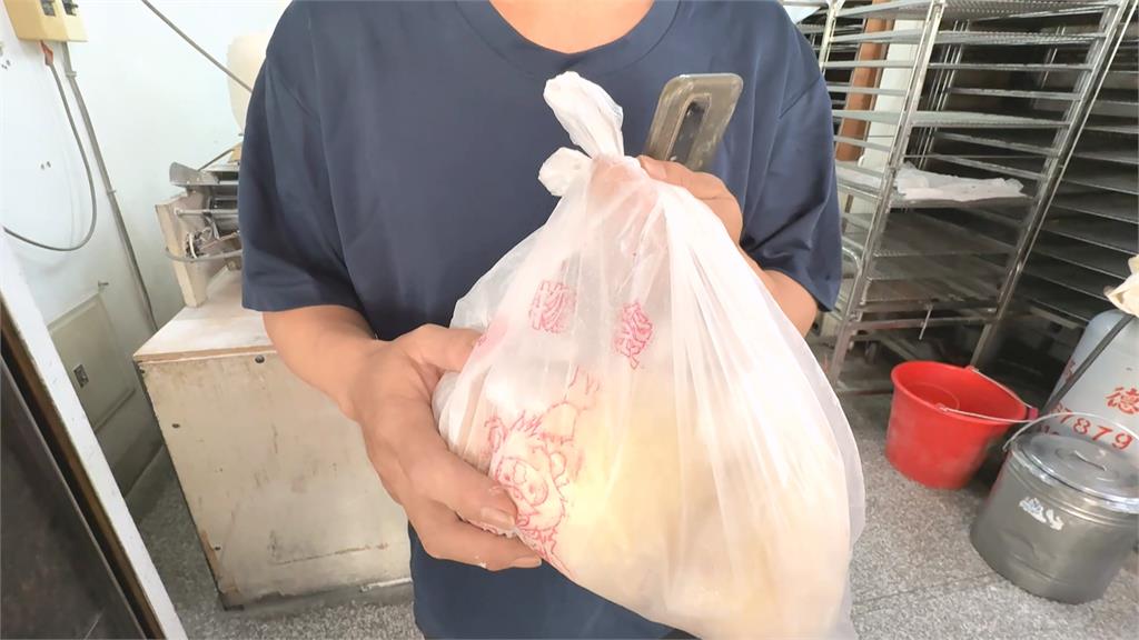 整批饅頭掉落地上　裝進塑膠袋冷凍再賣？