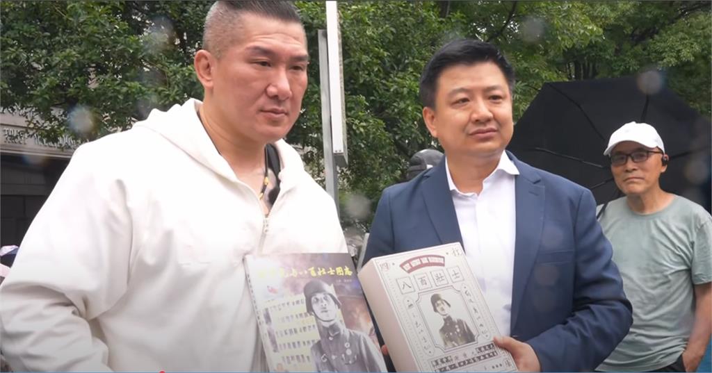 館長參觀抗日紀念館哭了!突高喊「我們是同胞」…哽咽勸:別打自己人