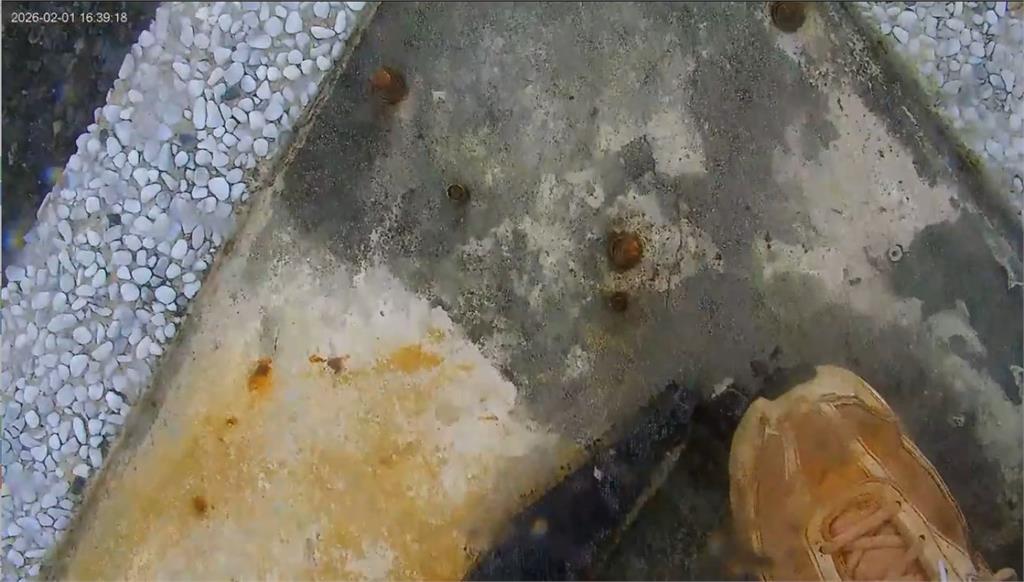 被惡搞! "鏡頭君"畫面突朝地板拍 凶手鞋子全錄下