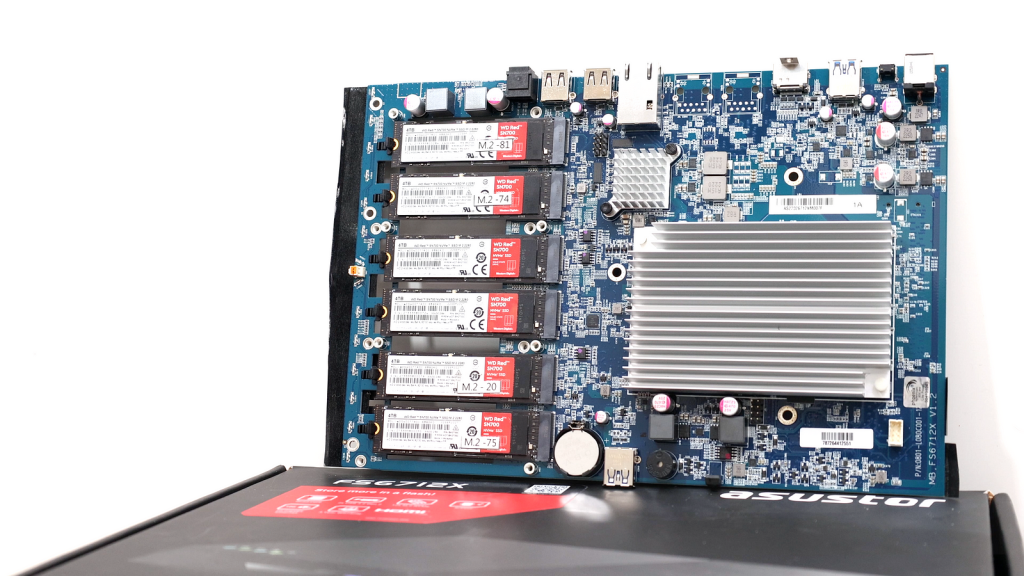 ASUSTOR FS68 系列依舊一支獨秀　12 支 M.2、雙 USB4、雙 10GbE、PCIe Gen4