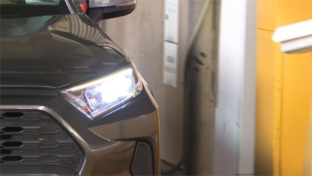 行車糾紛！小黃運將猛閃「強光燈」挑釁　還持刀下車理論、轎車駕駛嚇壞