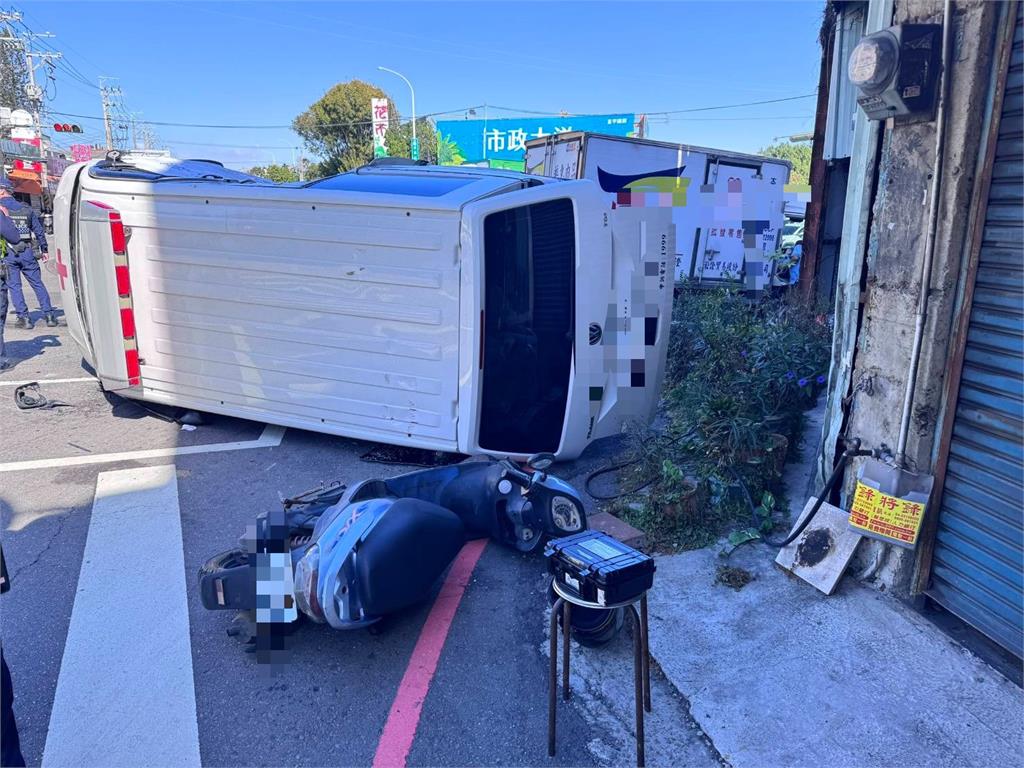 快新聞/衝台中監獄載病患卻翻車!救護車遭小貨車撞釀4傷 波及無辜待轉機車騎士