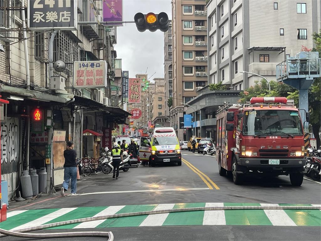 快新聞/濃煙竄天!蘆洲永樂街大樓驚傳祝融 3住戶遭嗆傷送醫