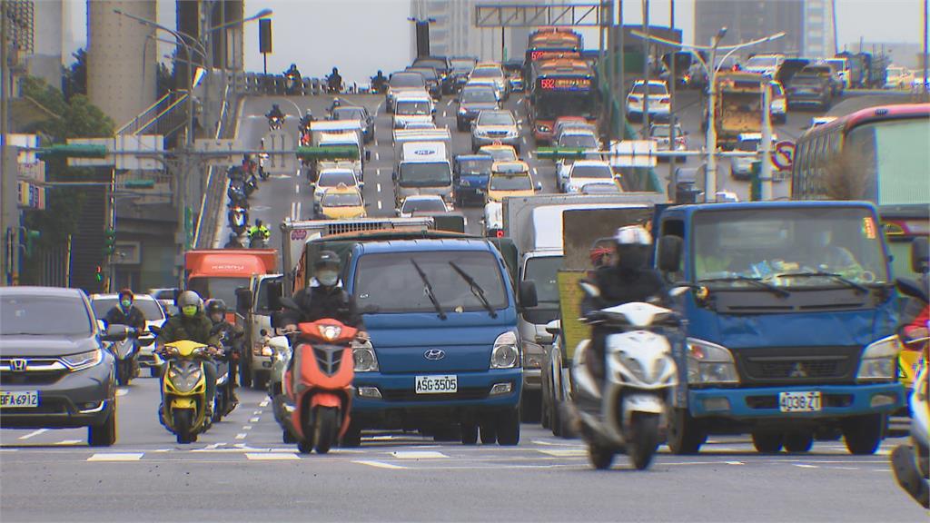 台北橋機車道又塞爛！他「一枝獨秀」上汽車道狂奔…網羨慕：這才是路權