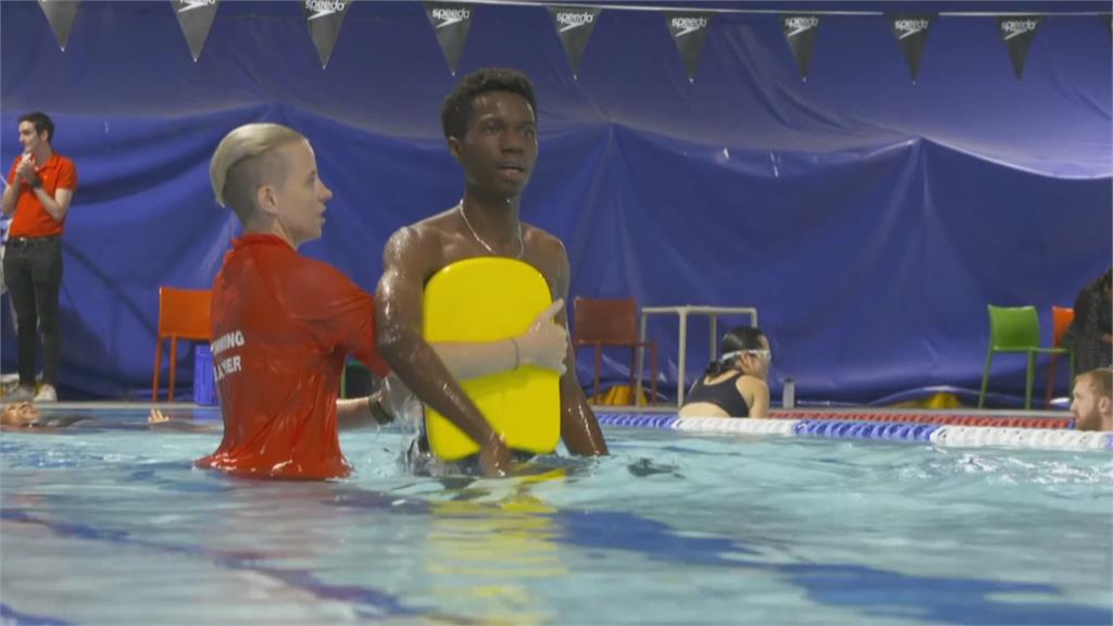 澳洲坎培拉設難民游泳課　防溺斃助融入社會