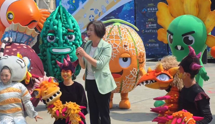 「孩子王」何欣純玩球宣傳客家戲　江啟臣祭20政見拚交通