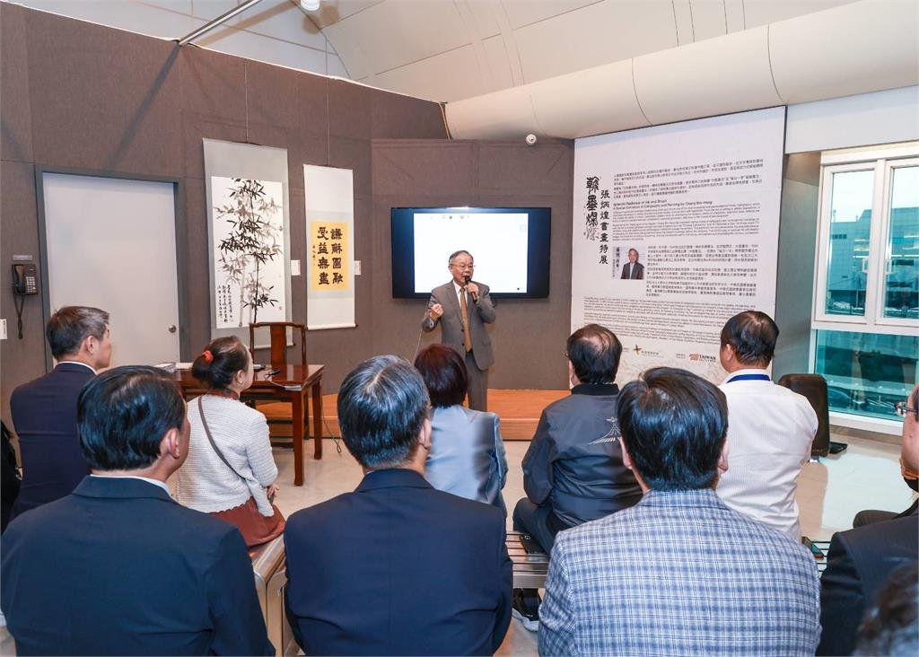 【淡江傳真】傳統書畫融合淡江e筆AI科技 張炳煌桃機二航廈開展