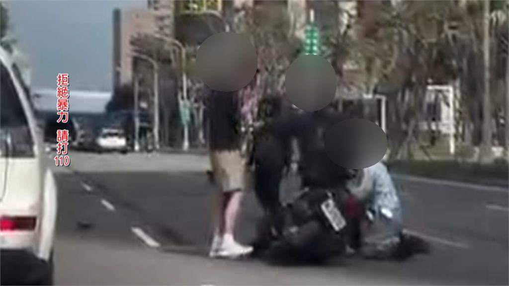 行車糾紛!新北騎士當街全武行 打架一度打上分隔島