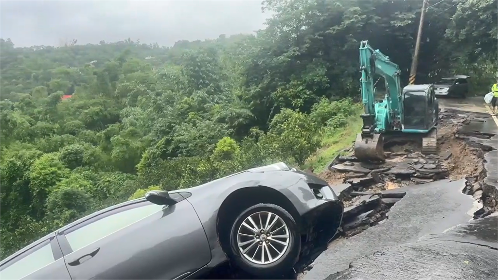 快新聞／嚇壞！台南六甲「道路突下沉」黑車險墜邊坡　駕駛開窗逃生「妻子狂念經」