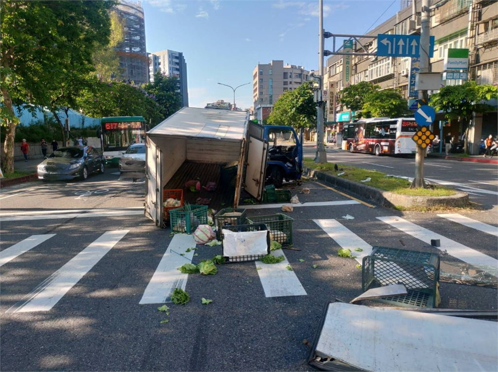 快新聞/台北內湖清晨公車車禍!疑未注意路況撞上小貨車 碎片散落一地