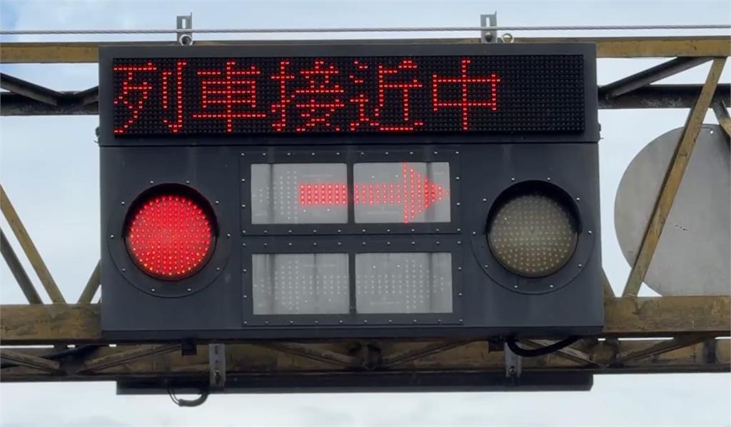 槽化車闖羅東平交道卡鐵軌 區間車急煞停近20秒 駕駛恐遭罰最高9萬
