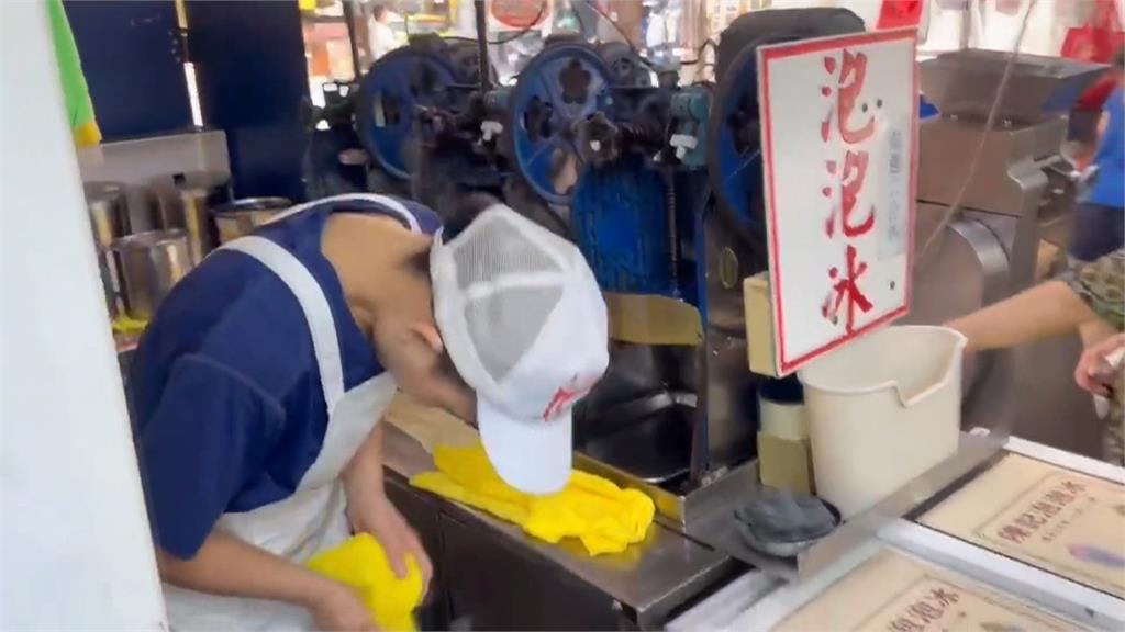 嘔！基隆知名泡泡冰挖到「超粗小強腿」　業者道歉停業清消2天