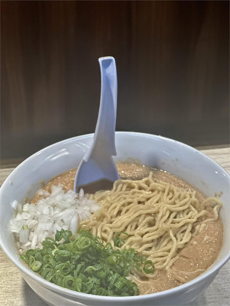 濃到像沾麵!板橋拉麵店推「特濃雞白湯」 內容物驚呆全網:麻醬麵?